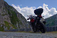 Vom San Gotthard auf der alten gepflasterten Gotthardstraße durch das Val di Tremola (Tal des Zitterns) hinunter nach Airolo.