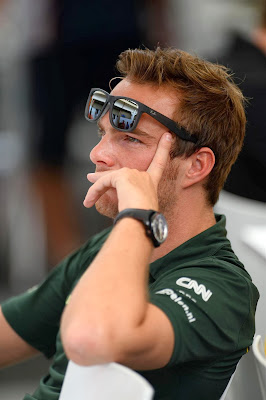 размышляющий Гидо ван дер Гарде на Гран-при Бразилии 2013