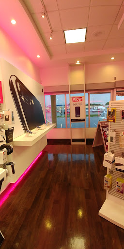 Cell Phone Store «T-Mobile», reviews and photos, 320 W Avalon Ave #5, Muscle Shoals, AL 35661, USA