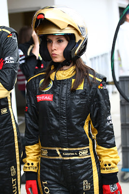 Марион Жолле в роли механика Lotus Renault на Гран-при Венгрии 2011