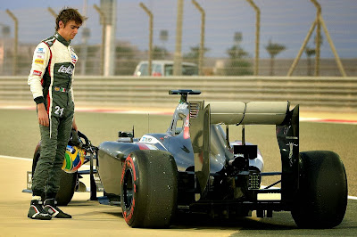 Эстебан Гутьеррес стоит над своим Sauber на предсезонных тестах в Бахрейне 2 марта 2014