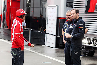 Фернандо Алонсо перетирает о чем-то с механиками Toro Rosso на Гран-при Венгрии 2011