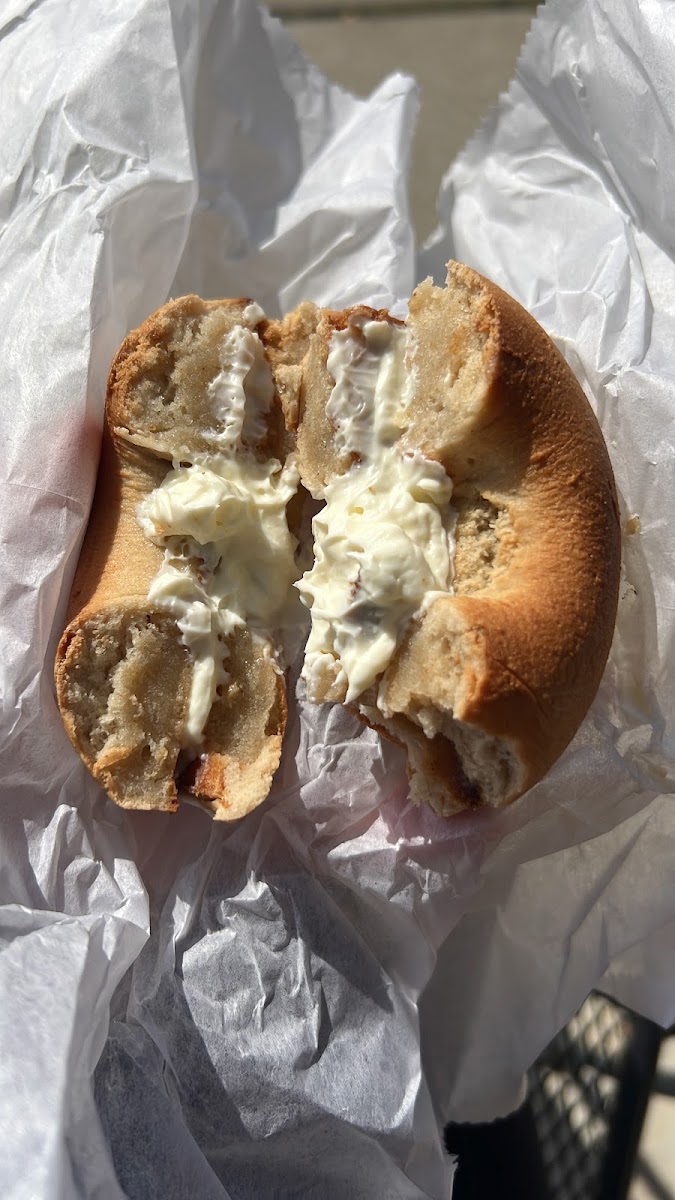 Rich, creamy cream cheese and a wonderful bagel. I will be back.