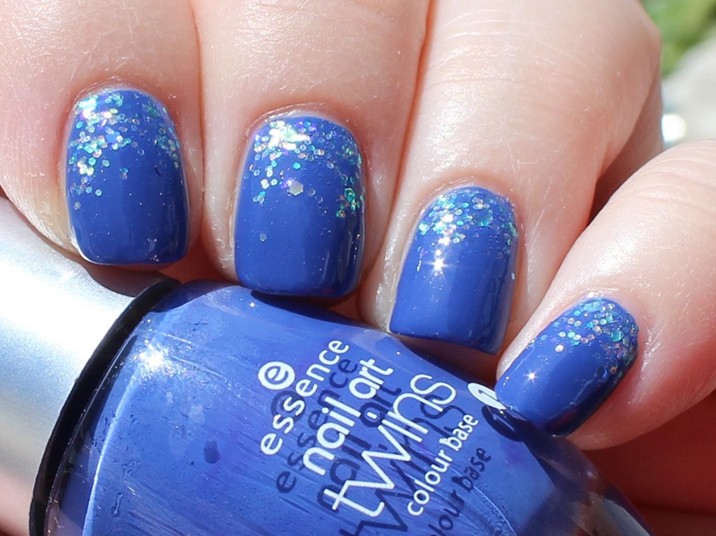 [Nail%2520Art%2520Pool%2520Party%2520Blau%2520Glitzer%2520Wasser%2520Sommer%2520Nageldesign%252001%255B4%255D.jpg]