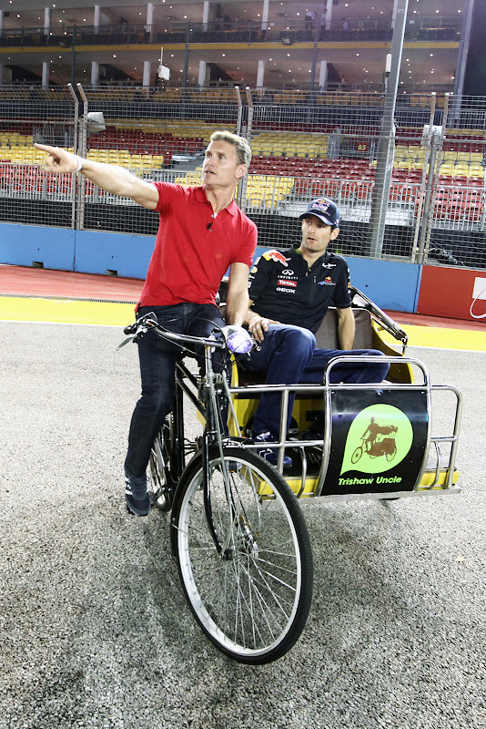 Дэвид Култхард и Марк Уэббер осматривают трассу на велосипеде во время съемок для BBC на Гран-при Сингапура 2011
