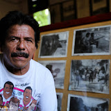 Buitre, outro revolucionário, ao lado de sua foto, na época da guerrilha - León, Nicarágua