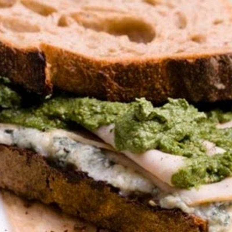 Pesto di borragine per farcire un velocissimo panino ripieno di gorgonzola e arrosto di tacchino.