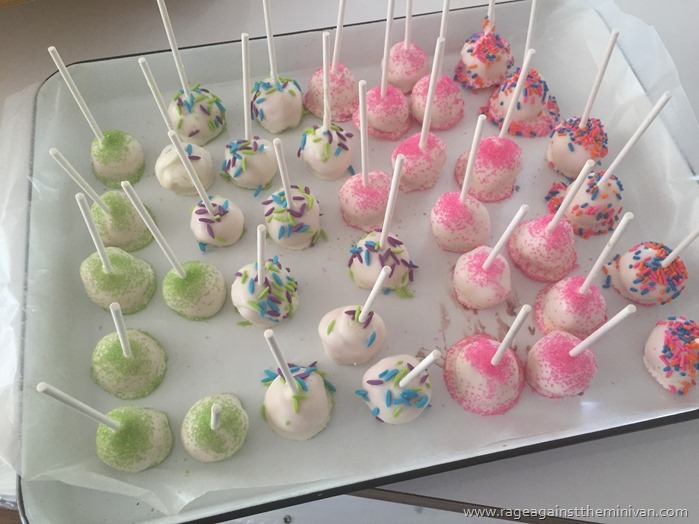 Easy, no-measure cakepops that kids can make