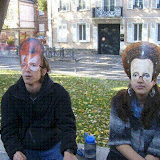 Wir haben David Bowie und Königin Elizabeth getroffen. Kelly und Joe haben Masken in Chartres gekauft, weil sie Halloween feiern wollten.  Sie machten den Kirchenbesuch aufregender.