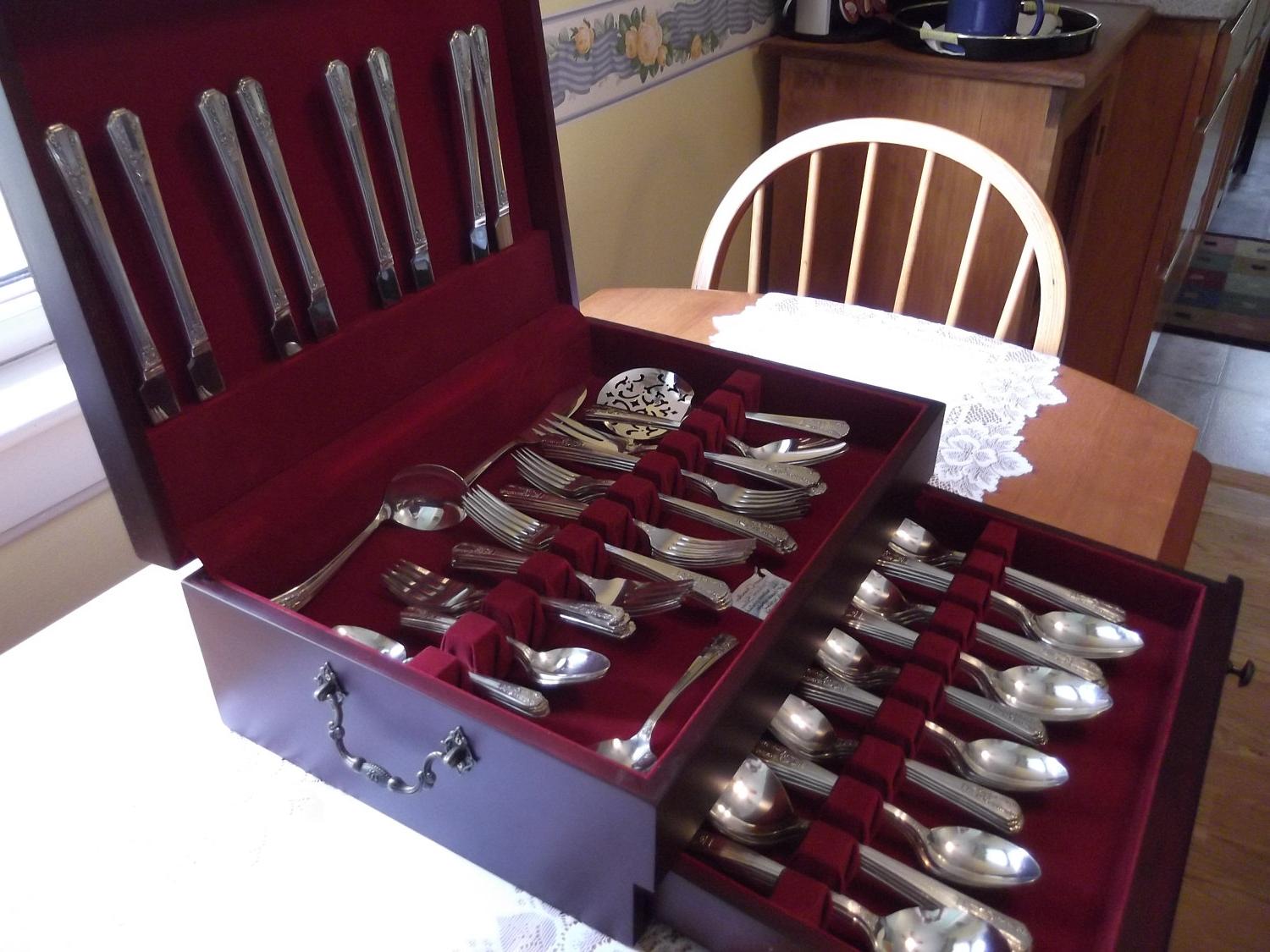 88 piece set, serving for 8- 1938 Silverplated Stainless Oneida Art deco