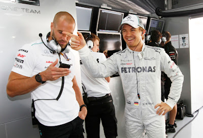 Нико Росберг и механик Mercedes с телефоном на Гран-при Кореи 2012