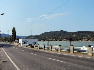 Straße an der Donau bei Visegrad
