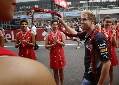 Себастьян Феттель в традиционном шарфе на параде пилотов Гран-при Индии 2013