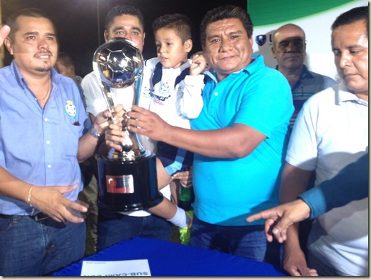 Leonel Gallegos Lome, regidor de Salud hizo entre del trofeo de subcampeón al Real Sociedad,