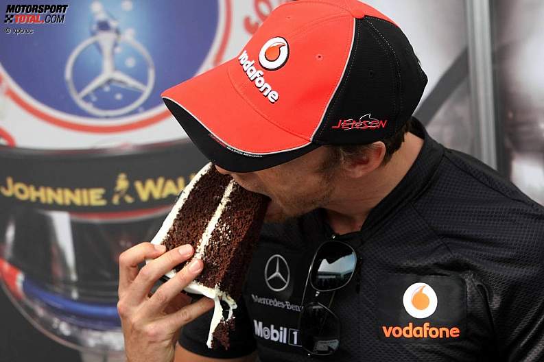 Дженсон Баттон ест торт от McLaren в честь 10000 круга лидирования в гонках на Гран-при Канады 2011