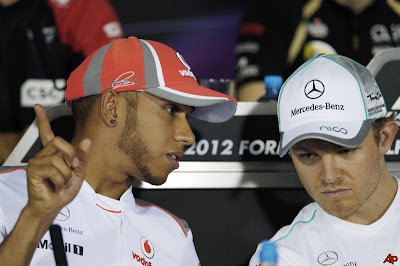 Льюис Хэмилтон рассказывает что-то Нико Росбергу на пресс-конференции в четверг на Гран-при Бахрейна 2012