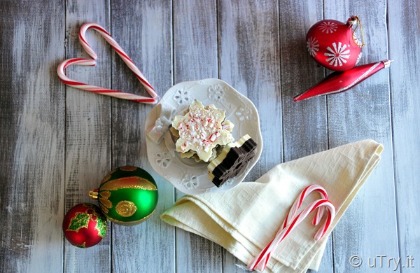 Check out how to make these festive Snowflakes Chocolate Peppermint Barks with video tutorial.  http://uTry.it
