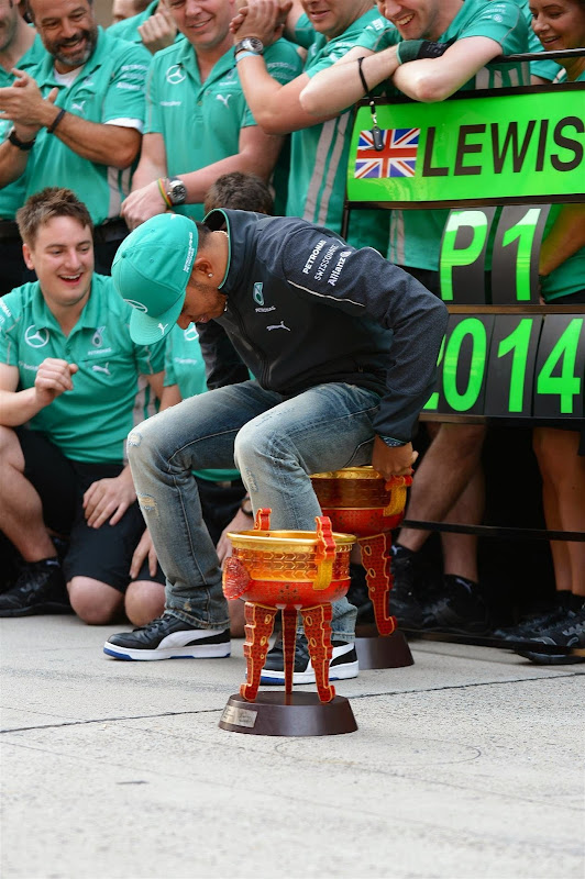 Льюис Хэмилтон сидит на победном трофее Гран-при Китая 2014