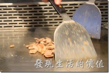 台南-椰如鐵板燒創意料理。松板豬肉(頸部僧帽肌)正在鐵板上滋茲作響。