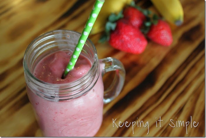 3-ingredient-strawberry-banana-smoothie (4)