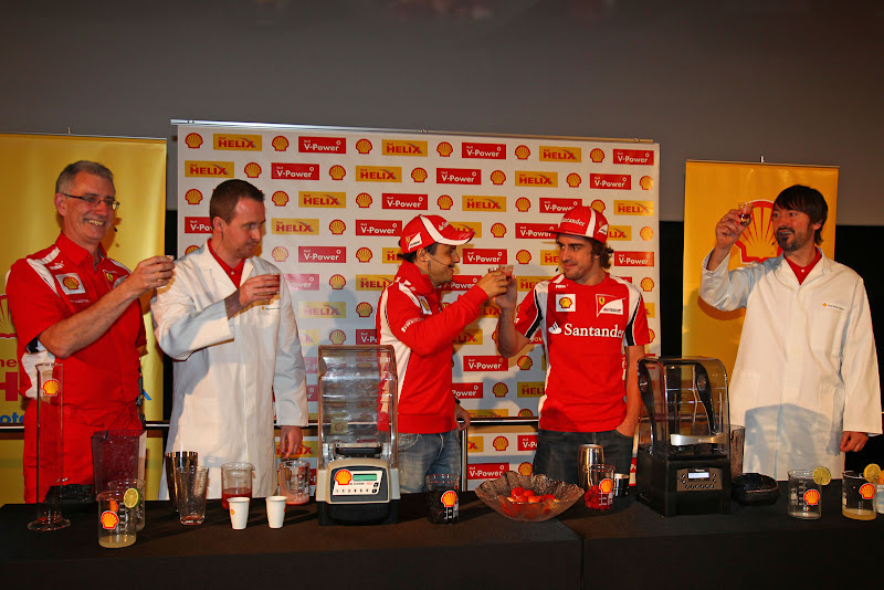Фелипе Масса и Фернандо Алонсо готовятся выпить коктейли на спонсорском мероприятии Shell на Гран-при Абу-Даби 2011