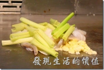 台南-椰如鐵板燒創意料理。花枝：用芹菜來伴炒花枝，清爽可口，在擺上三片小黃瓜點綴。