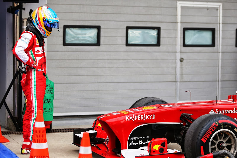Фернандо Алонсо стоит и смотрит на свою Ferrari после квалификации на Гран-при Кореи 2013