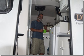 Um casal e um gato dentro de uma Camper - soluções criativas 2