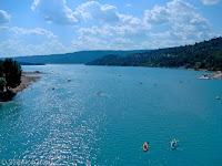 Am Stausee Lac de Sainte-Croix.
Auf der Brücke über den Fluß Verdon, der hier aus dem Grand Canyon du Verdon (Corniche Sublime) kommt und den Lac de Sainte-Croix durchfließt.