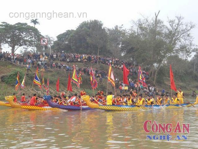 Vui hội đua thuyền bơi chải trên sông Lam tại lễ hội đền Quả Sơn