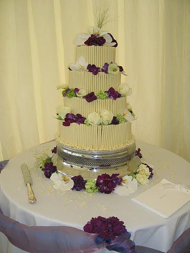 Modern cake with simple calla