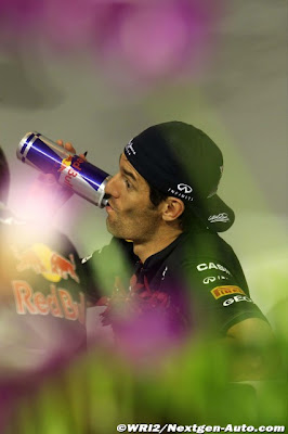Марк Уэббер пьет Red Bull на Гран-при Сингапура 2011 - вид сбоку