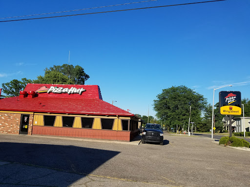 Pizza Restaurant «Pizza Hut», reviews and photos, 401 W Michigan Ave, Three Rivers, MI 49093, USA