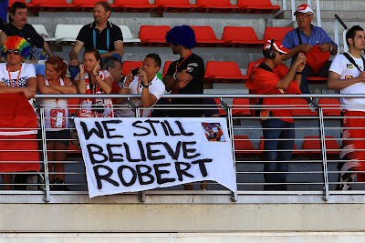 болельщики Роберта Кубицы с баннером в поддержку пилота на Гран-при Испании 2012