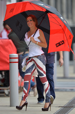 Натали Пинкхэм в джинсках с британским флагом и зонтиком в паддоке Сильверстоуна на Гран-при Великобритании 2013