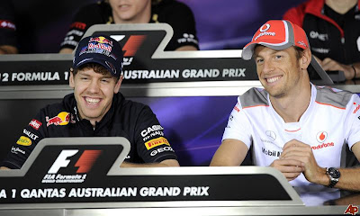 смеющиеся Себастьян Феттель и Дженсон Баттон на пресс-конференции в четверг на Гран-при Австралии 2012