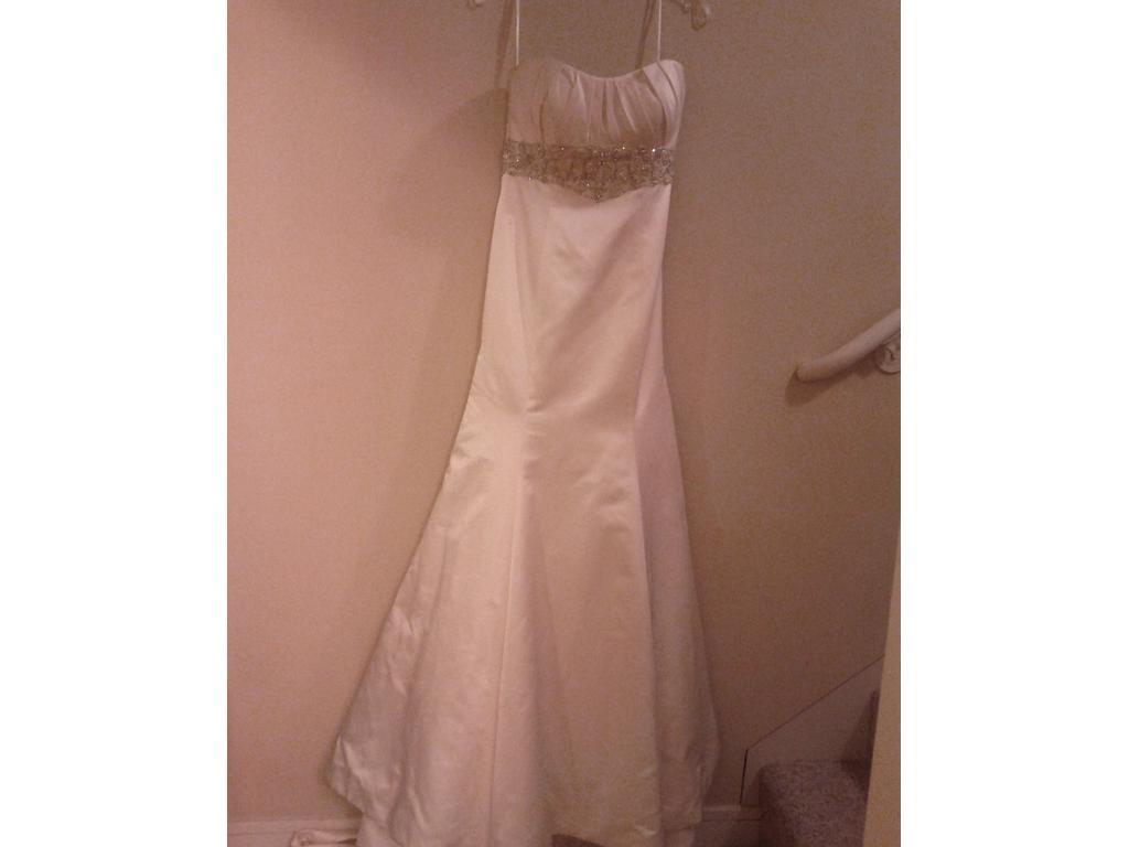 Casablanca Couture B011 Size 10   New With Tags Wedding Dresses