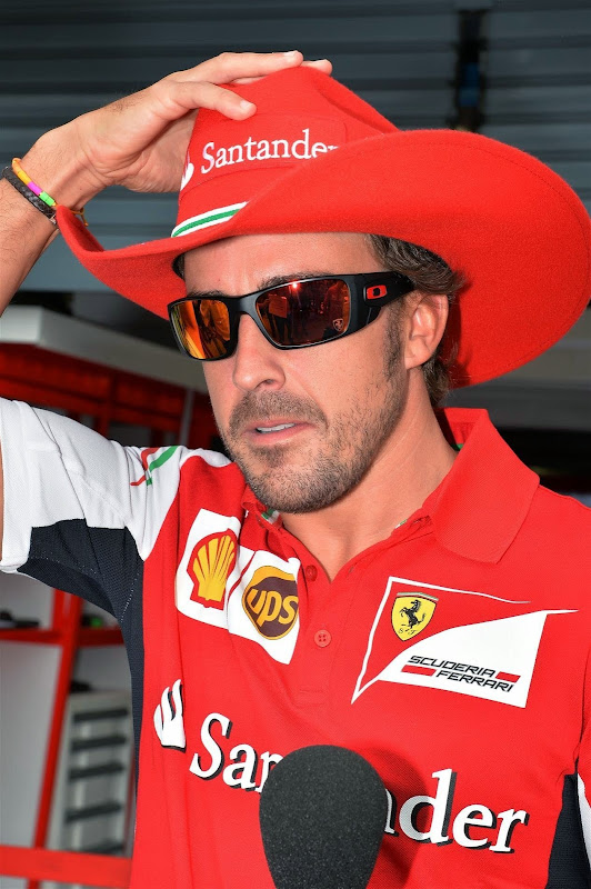 Фернандо Алонсо в ковбойской шляпе от Марио Андретти на Гран-при Италии 2014