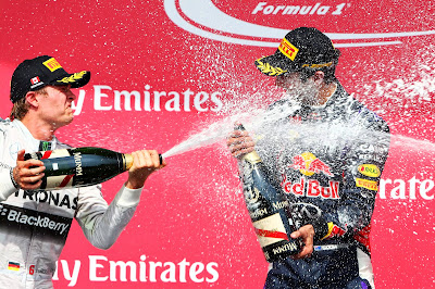 гневный Нико Росберг обливает шампанским Даниэля Риккардо на подиуме Гран-при Канады 2014
