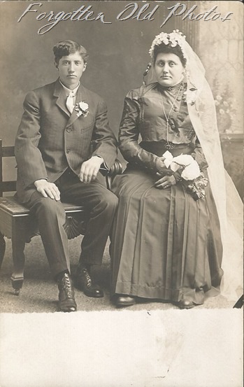 Unkown almost sad couple name on back  DL Ant 1904 to 1918