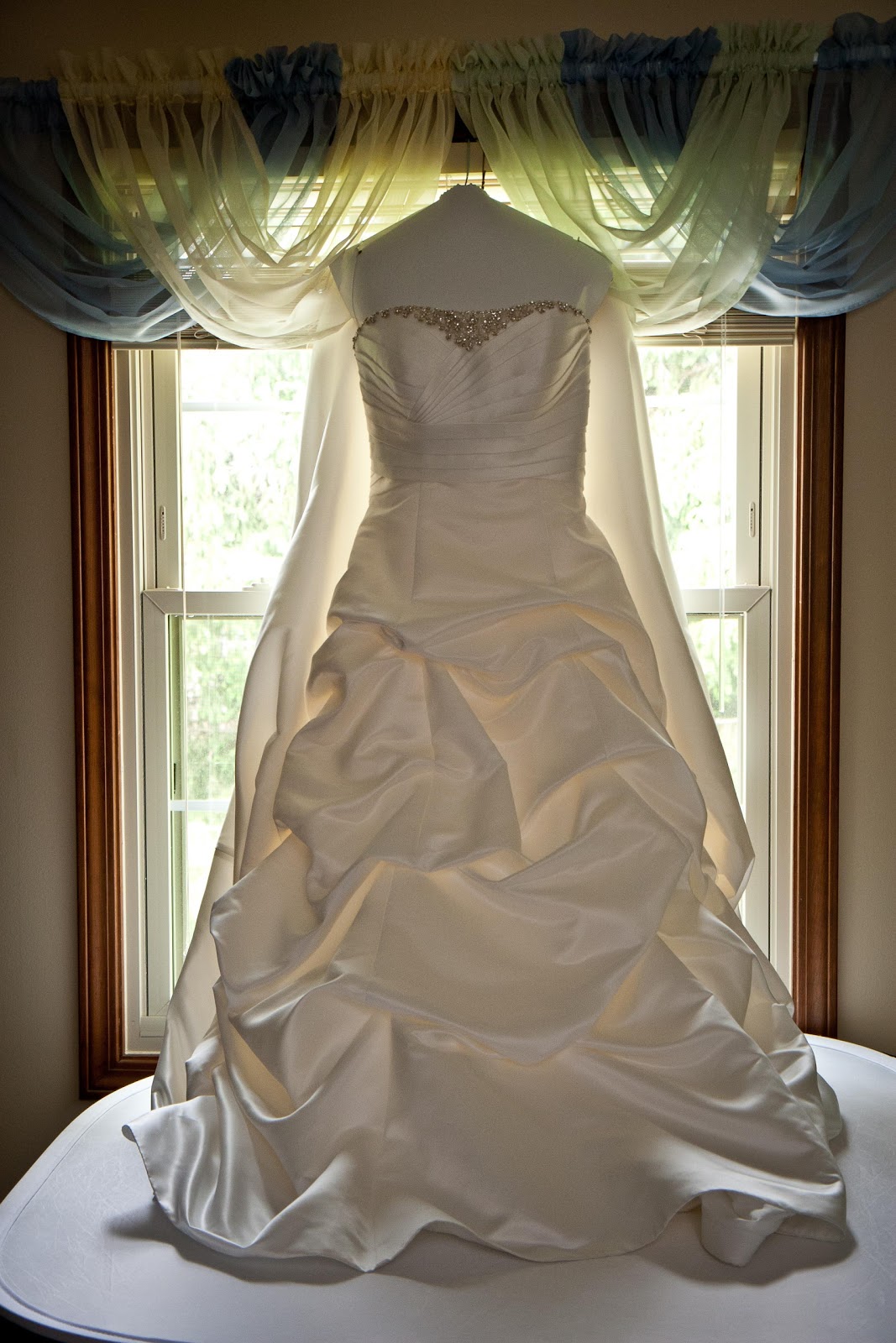 19th century, American brides wore formal dresses during their weddings.