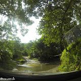 Cruzando um dos vários riachos para Bahía Drake - Costa Rica