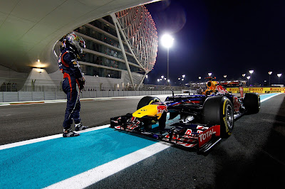 Себастьян Феттель и остановившийся болид Red Bull на квалификации Гран-при Абу-Даби 2012