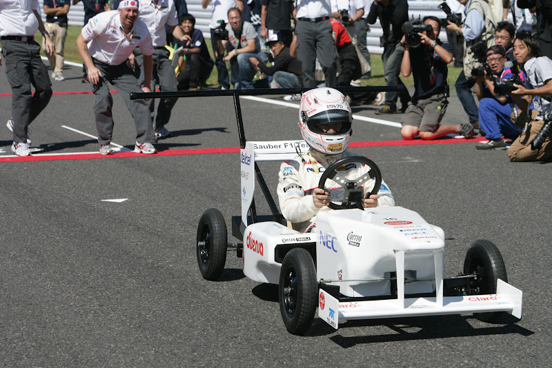Камуи Кобаяши в болиде Sauber Soapbox на Гран-при Японии 2011