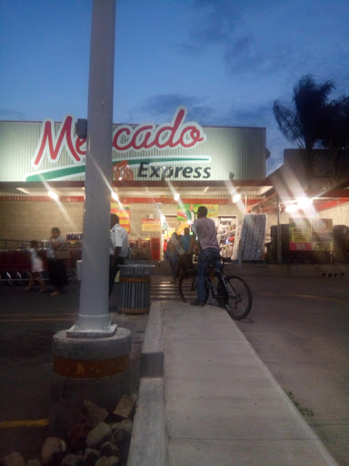 Soriana Express - Jiquilpan, Avenida Las Palmas 255, Guadalupe, 59510 Jiquilpan de Juárez, Mich., México, Supermercados o tiendas de ultramarinos | MICH