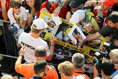 Нико Росберг подписывает баннер болельщиков на Гран-при Италии 2012