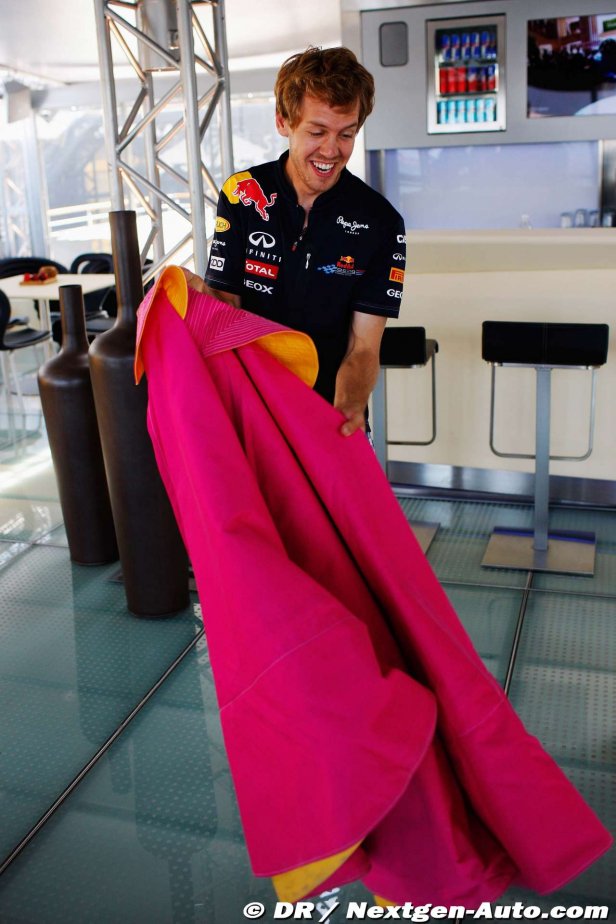 Себастьян Феттель и розовый плащ на Гран-при Европы 2011