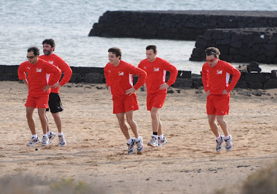 Фелипе Масса, Жюль Бьянки и Фернандо Алонсо прыгают на тренировочной сессии Ferrari на испанском острове Лансароте 26 января 2012