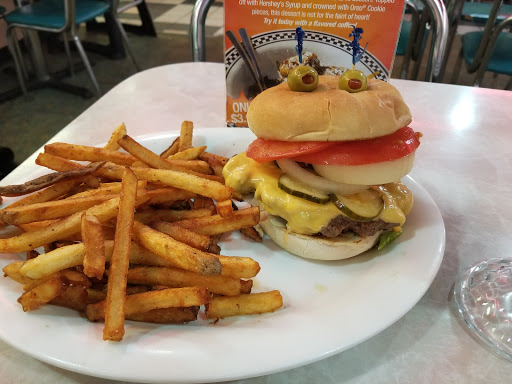 Hamburger Restaurant «Cheeburger Cheeburger», reviews and photos, 4871 Montgomery Hwy, Dothan, AL 36303, USA