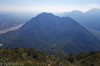 Alte Militärstraße mit 29 dicht übereinander liegenden Kehren und 9 Kehrtunneln hoch zum Monte San Simeone (1215m) mit einer gewaltigen Aussicht.